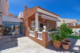 Casa  Carrer de finlandia. Chalet con terraza acristalada en gran alacant