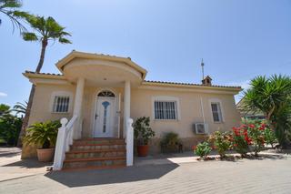 Casa  Partida daimes. Doble chalet con piscina y garaje cerca del mar