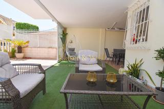 Casa  Logroño. Chalet en esquina con piscina y jardin