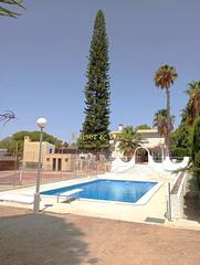 Maison à Peña de las Águilas. Amplio chalet con piscina y pista de tenis