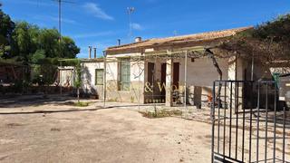 Casa  Carrer nuvols. Casa de pueblo con dos parcelas urbanizables en la marina