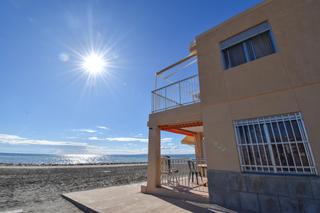 Casa  Dama de elche. Chalet semi independiente en 1ra linea de playa