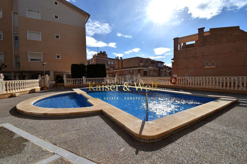 Foto 8869f29d-5331-4590-bee1-1610db24c090. Pis amb piscina a Calas Santiago Bernabeu Santa Pola