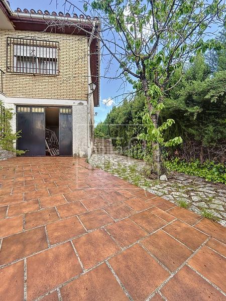 Foto a3cf5d81-90ce-4176-8f0f-826284dde338. Chalet  en calle balcon occidente, y carril de don cecilio en Alfacar