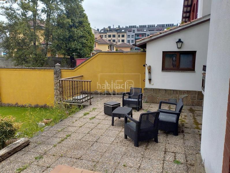 Foto 5ac05d5d-a25b-40f3-b038-5416f33a397e. Casa aparellada amb calefacció aparcament a La Felguera Langreo