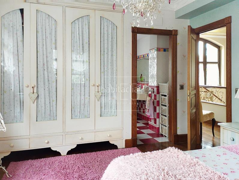 Foto fd2498bd-53eb-481d-8073-b50a66699f84. Casa aparellada amb calefacció aparcament a La Felguera Langreo