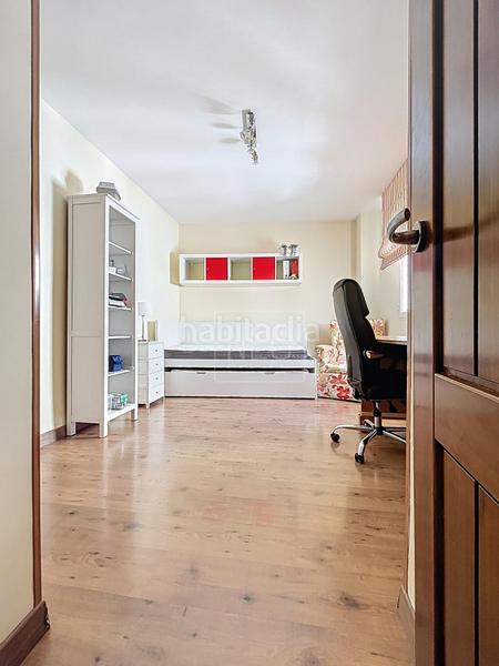 Foto a3da6aa2-be90-42b6-b7a6-5e126c6ce2ab. Piso  en calle mirlo, en Pajaritos Granada