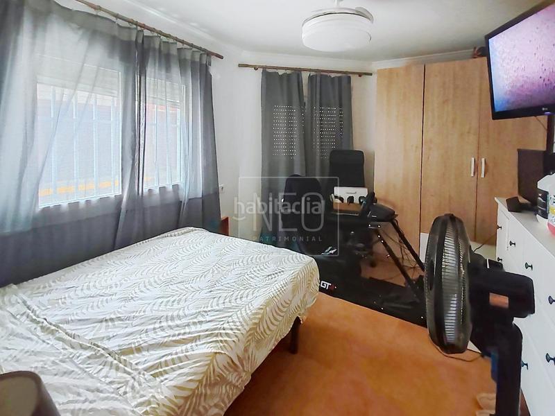 Foto 2b58a84e-0777-4b50-a684-df7790a98348. Casa aparellada amb aparcament a Polinyà de Xúquer