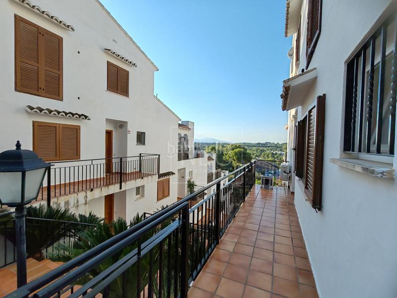 Foto 8448973f-ef14-48c9-b6d5-fc6c7f3f5539. Rez-de-chaussée avec piscine dans El Bosque Chiva