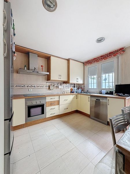 Foto f805daca-0906-4074-9d03-3758974868a0. Casa adossada amb calefacció aparcament a Cervantes Granada