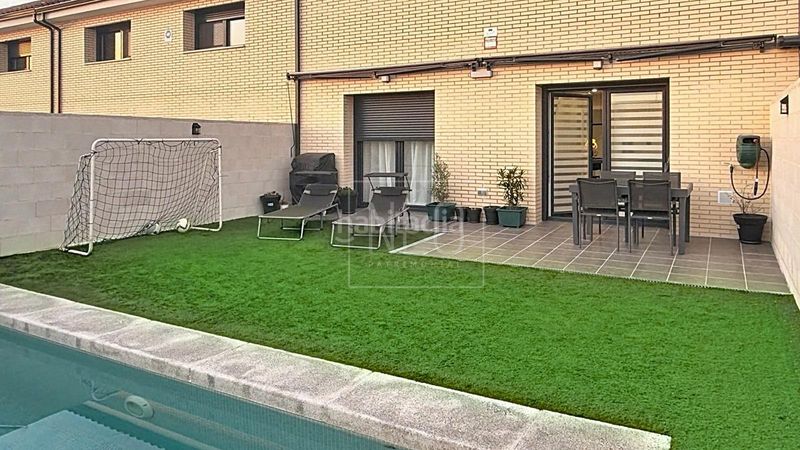 Foto 5f860e5a-e4e9-4e3d-b906-4afed0ba61d7. Casa adossada amb calefacció aparcament piscina a Carranque
