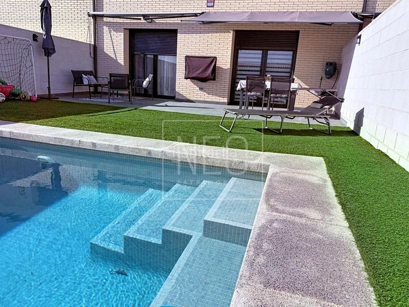Foto 6a894c3e-3aab-46ba-bea8-f6db3619f764. Casa adossada amb calefacció aparcament piscina a Carranque