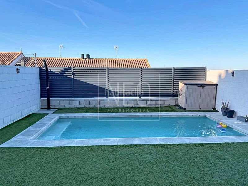Foto def8ef3f-d2c5-48f2-866c-7c28adbb34f4. Casa adossada amb calefacció aparcament piscina a Carranque