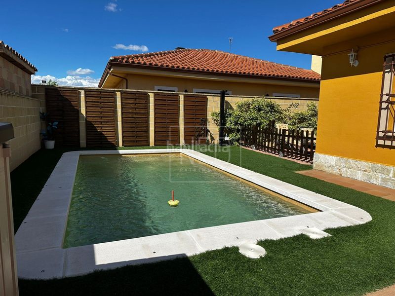 Foto f14f0507-54a7-4f44-8acf-ced9d86223d6. Xalet amb aparcament piscina a Carranque