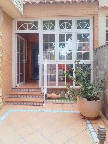 Foto efb2389e-f425-4d12-8981-a13aa679bdc5. Casa adossada amb calefacció aparcament piscina a Getafe