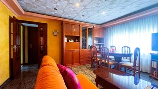 Etagenwohnung in La Plana del Pintor. Piso de 4 habitaciones con mucha luz listo para entrar a vivir!