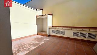 Casa adosada en Les Fonts. Casa adosada con 4 habitaciones 2 baños parquing y patio de 20m2