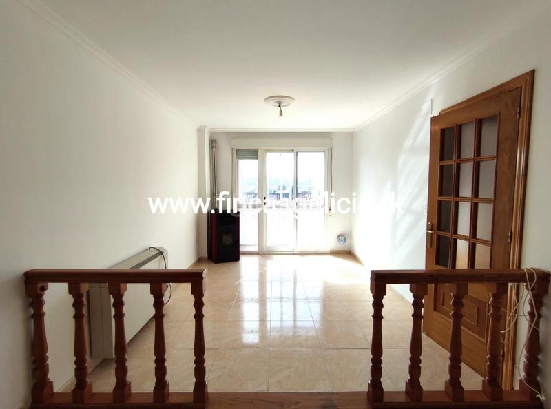 Foto 04408795-6590-4e86-9710-4bdf7f9db8d2. Piso  en muy buenas condiciones de uso, situado en una zona tranquila . 
con una superficie de unos 98 metros cuadrados en Verín