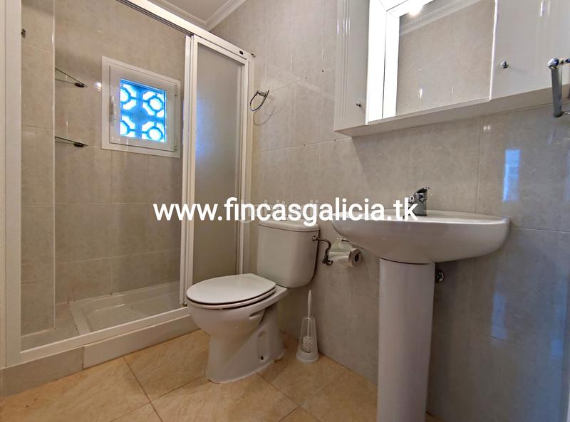 Foto 0f03d3cd-cb02-4c6a-b847-45b756293ad7. Piso  en muy buenas condiciones de uso, situado en una zona tranquila . 
con una superficie de unos 98 metros cuadrados en Verín