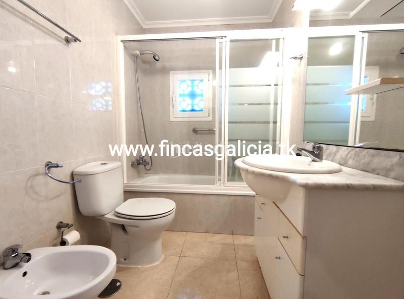 Foto 29dcc740-3484-4125-a5bd-c091c80e08d1. Piso  en muy buenas condiciones de uso, situado en una zona tranquila . 
con una superficie de unos 98 metros cuadrados en Verín