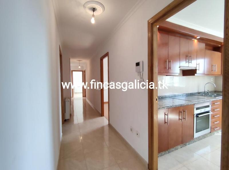 Foto 4b2c6a9e-850e-4a20-9b6d-af44f9e272e4. Piso  en muy buenas condiciones de uso, situado en una zona tranquila . 
con una superficie de unos 98 metros cuadrados en Verín