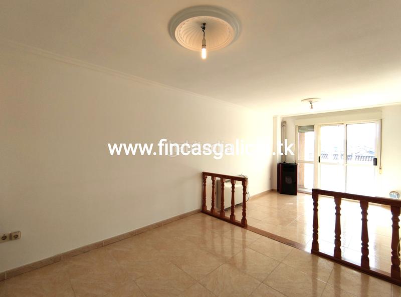 Foto 7c99d64d-f42d-4f1a-92bc-3c300bba1aa1. Piso  en muy buenas condiciones de uso, situado en una zona tranquila . 
con una superficie de unos 98 metros cuadrados en Verín