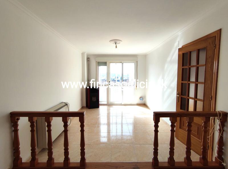 Foto abb24050-0d6d-464d-a558-1d942aff7e47. Piso  en muy buenas condiciones de uso, situado en una zona tranquila . 
con una superficie de unos 98 metros cuadrados en Verín