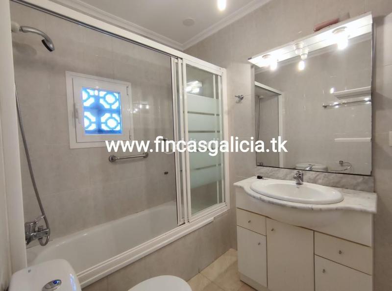 Foto c268469e-8e50-4876-9832-40a2b602aa83. Piso  en muy buenas condiciones de uso, situado en una zona tranquila . 
con una superficie de unos 98 metros cuadrados en Verín