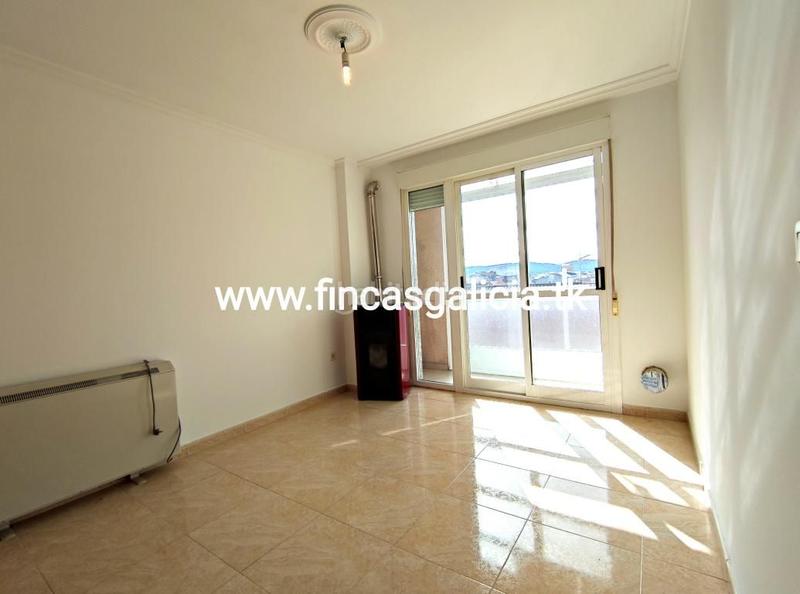 Foto f94906fd-6f9a-4247-93da-cda7f1136edb. Piso  en muy buenas condiciones de uso, situado en una zona tranquila . 
con una superficie de unos 98 metros cuadrados en Verín