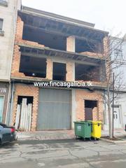 Édifice  Calle de la canella ciega. Edifico con bajo más terreno por su parte trasera y 3 viviendas,
