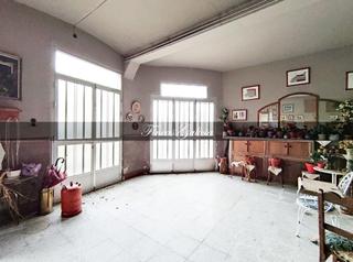 Casa a Verín. Casa de piedra con bajo de gran altura en su parte trasera y par
