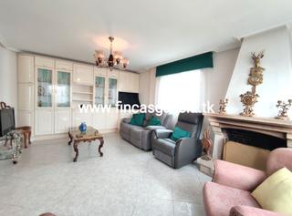Casa a Verín. Preciosa casa pareada ubicada muy cerca del centro de verín, a 1