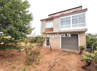 Casa a Verín. Casa construida en amplio terreno de 2.574 m2, y amplia fachada