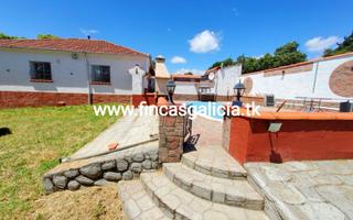 Casa a Castrelo do Val. Casa en planta baja con jardín y piscina