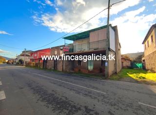 Casa aparellada a Verín. ?? casa con zona ajardinada ubicada en la carretera de vilela, v