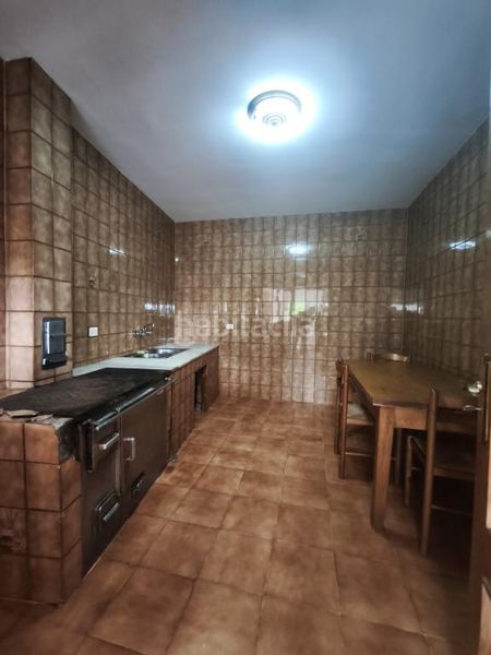 Foto bd55bd5b-1a8d-4578-ad3a-e87e48cacea6. Casa amb aparcament a Verín