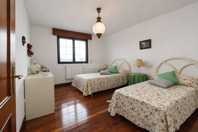 Foto 7b26183d-75e2-4987-8a9d-9bf7ee5e8bc1. Casa aparellada amb xemeneia calefacció aparcament a Verín