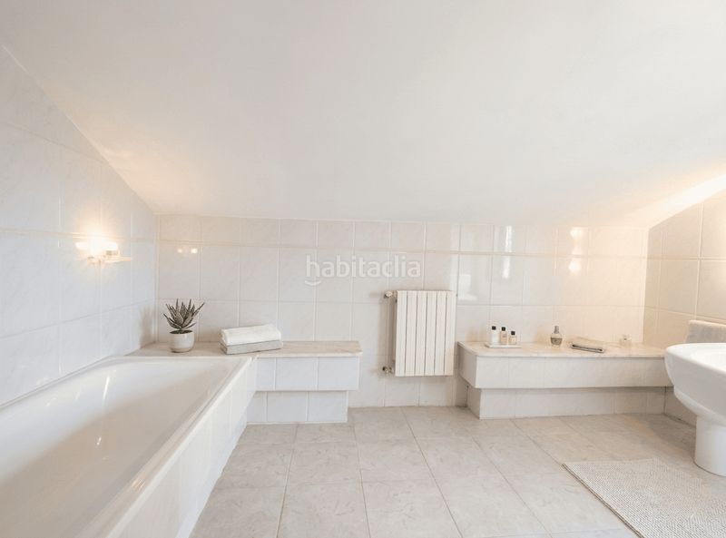 Foto b8657fe6-bd98-41cd-9011-0f25fac00141. Casa aparellada amb xemeneia calefacció aparcament a Verín
