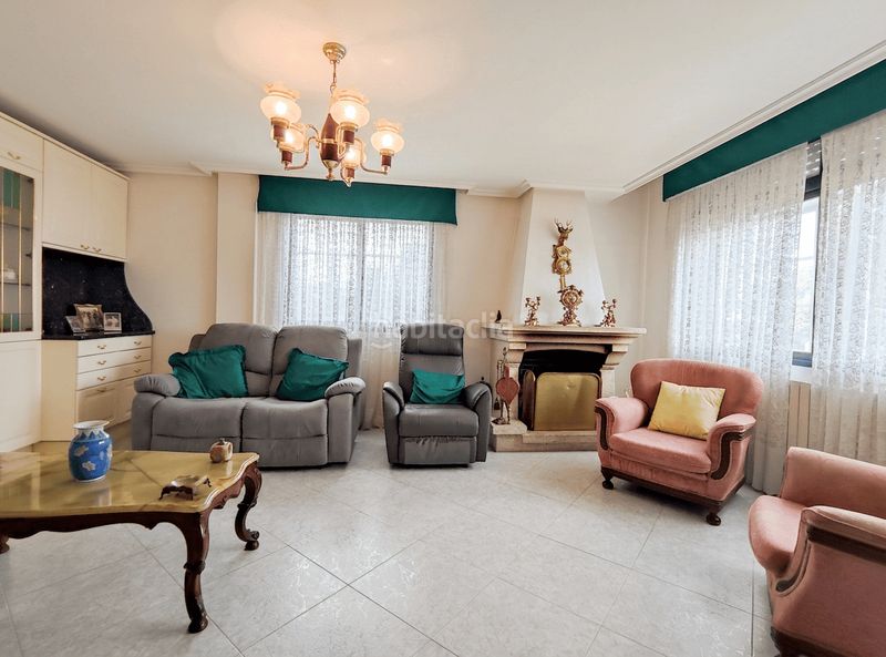 Foto f668a34b-7fd7-4eb8-8892-808bc355f7c8. Casa aparellada amb xemeneia calefacció aparcament a Verín