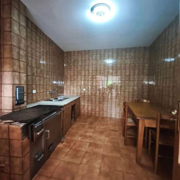 Foto ea3a7956-8d88-47a5-bd16-92013a1ad7f4. Casa ???? ¡casa de piedra con terreno edificable y más de 300 m²! ???? en Oímbra