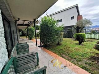 Chalet in Berango. Berango. chalet individual con piscina climatizada y vistas en u