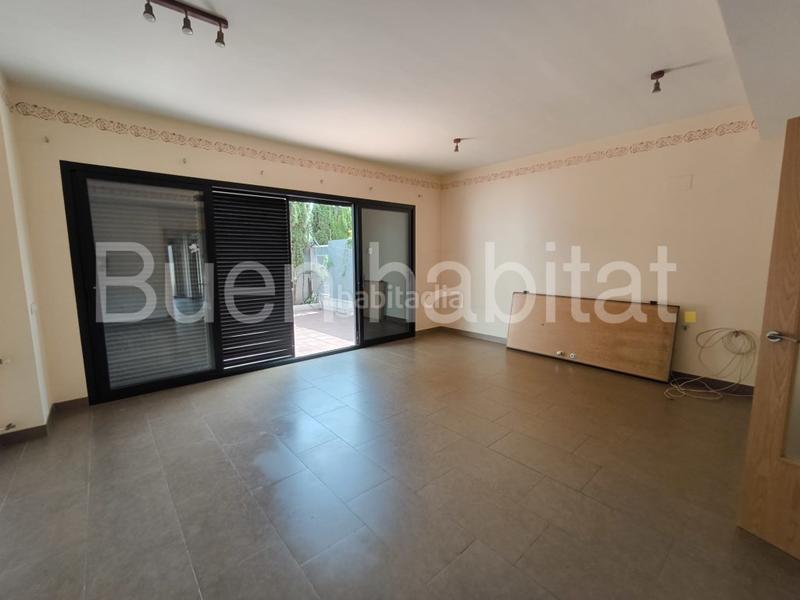 Foto 106b9b55-c3fe-48df-852f-ca4ae0c46c4d. Casa adosada en calle d'ares del maestrat 9 casa familiar en venta en Paterna