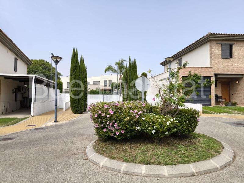 Foto 626b0d50-e1b4-47f2-90ba-638e087dd726. Casa adosada en calle d'ares del maestrat 9 casa familiar en venta en Paterna