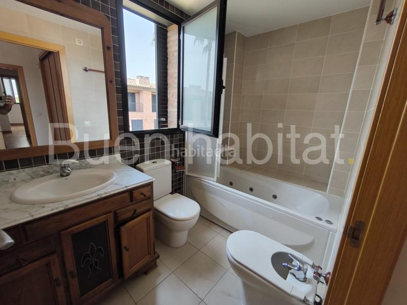 Foto 9ebf1cbe-3a21-439b-a708-cca2a3449238. Casa adosada en calle d'ares del maestrat 9 casa familiar en venta en Paterna