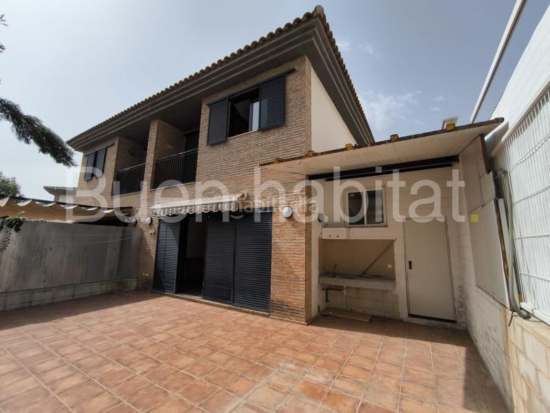 Foto a650edc5-fdba-42ff-bb3b-cb0968822bdc. Casa adosada en calle d'ares del maestrat 9 casa familiar en venta en Paterna