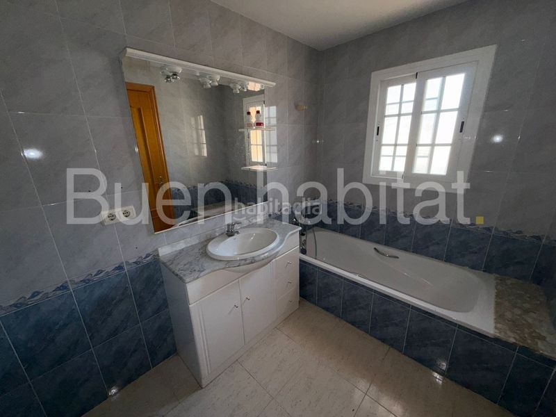 Foto e5bf8187-c3b2-4032-a3d9-06fb276a6a10. Casa adossada amb aparcament piscina a Calafell poble Calafell