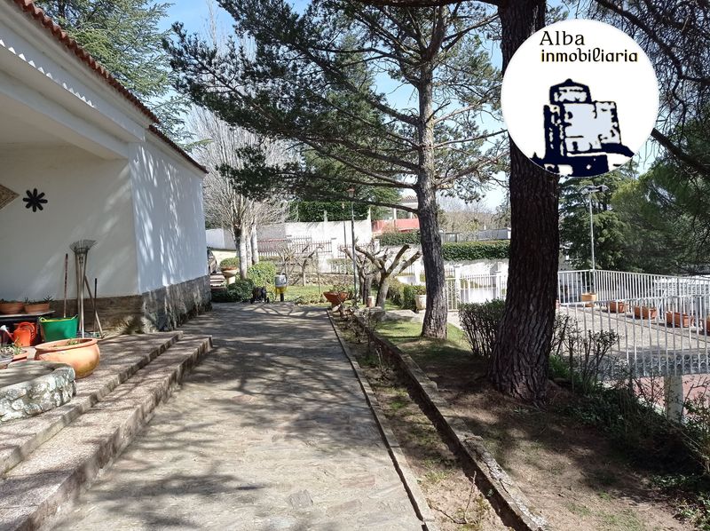 Foto f9b8c6d0-5e2c-45d1-a156-fc1ae732cf82. Chalet  independiente en Alba de Tormes
