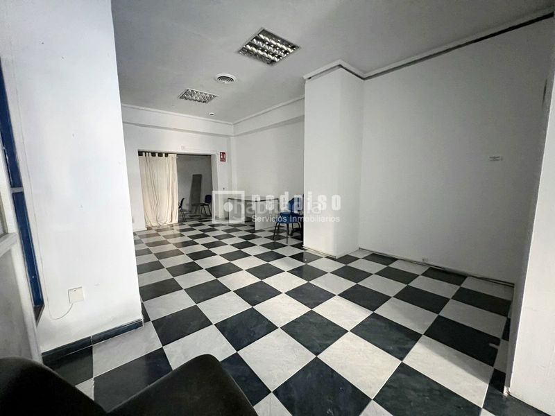 Foto 0de58798-6494-4239-b091-bb0d25ca5f2e. Chalet  edificio en avda juan sebastian elcano, malaga en Málaga