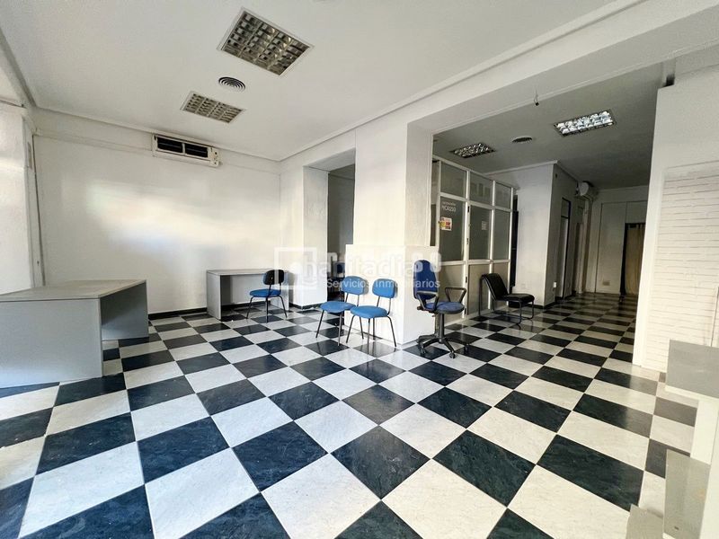 Foto 565497a4-f706-40c4-92b5-373d42cd3c4e. Chalet  edificio en avda juan sebastian elcano, malaga en Málaga