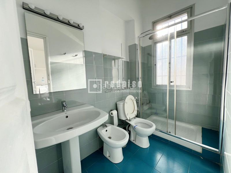 Foto c2fed43a-62b6-4bc7-a464-6585eb9672fc. Chalet  edificio en avda juan sebastian elcano, malaga en Málaga